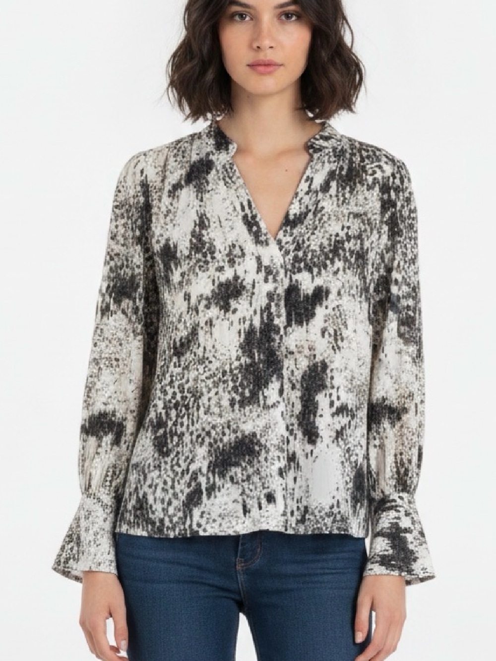 Banana Republic Black & White Printed V-Neck Blouse, size 𝓢𝓶𝓪𝓵𝓵. Pretty,preppy.